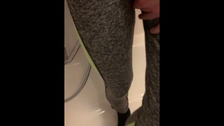 女の子は絶望の中で彼女のレギンスをおしっこし、自分自身を大きなオーガズムにします