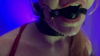 Ballgag, druipend, geblinddoekt in bondage