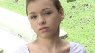 Сексуальная миниатюрная тинка наслаждается мастурбацией в одиночку