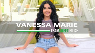 Du weißt, dass wir ein neues TeamSkeet-Mädchen genauso lieben wie ihr alle - genießt das neueste Babe in Pornos!