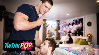 TWINKPOP - Benjamin Blue überzeugt seinen heterosexuellen Freund, dass es besser ist, einen Schwanz zu essen als eine Muschi