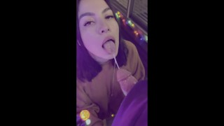 Latina de 18 años le da una mamada navideña descuidada a papá - Casera