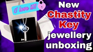 Rozbaluji své nové šperky Chastity Key z Chastity Shop! Femdom BDSM Skutečná Domácí Milf Macecha