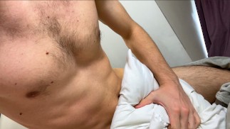 アマチュアの欲求不満の男がハンズフリーでうめき声を上げながら枕をぶつける