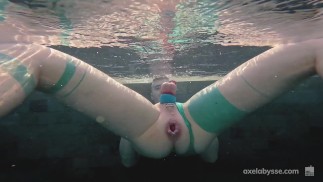 Axel Abysse punhos sua boceta na piscina