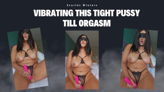 MILF prof en leggings se déshabille et se masturbe en ligne