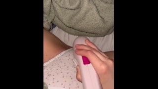Solo weiblicher lauter stöhnender Orgasmus mit Rückenmassagegerät (OF:thankgodforstrippersxxx)