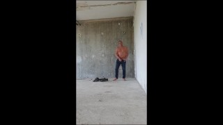 Alex Jaseno Nackt ausziehen in einem verlassenen Gebäude
