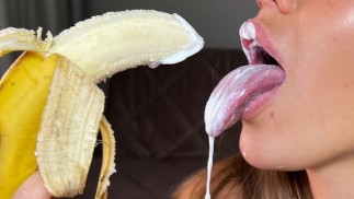 4k ASMR 嘴声，吸吮、舔和吃香蕉和奶油酸奶