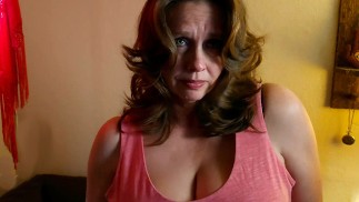 Una massaggiatrice MILF matura succhia e scopa il suo psichiatra cieco mentre gli fa un massaggio.