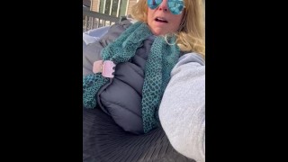 MILF bionda diteggiatura che si masturba fuori fino a quando non viene