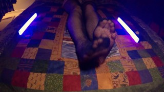 感性鞋底：透过渔网连裤袜看到完美双脚