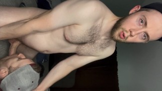 Semen en la boca y el culo de los amigos twink