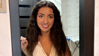 Die Frau von nebenan brach in mein Haus ein, zog ihr Höschen aus und...