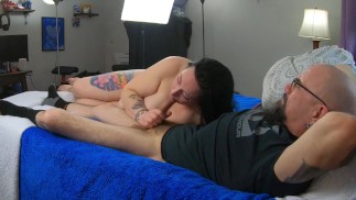 Je suis en train de me frotter la chatte pour avoir plus de bite et de sperme !