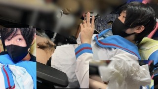 La masturbazione che indossa le uniformi degli studenti si eccita ...