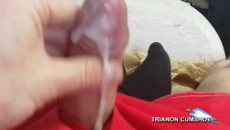 rianon cumshot #065. Дрочу в красных семейках лежа на диване.