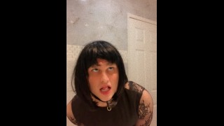 バットプラグを持つCute Sissyティーンは痴女のようにうめき声