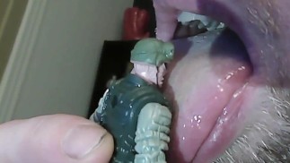Homem gigante atormenta Guy do exército (Vore, primeira pessoa POV)