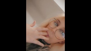 最終的に私はズボンを脱いで、彼らが行くことができる限り開いている限り私の足を広げた