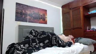 Die Dame, die sich um den Haushalt kümmert, steigt auf mein Bett und verführt mich, während ich sie ficke