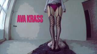 Stojím mu na hlavě v síťovaných punčocháčích, je to velmi sexy, souhlasíte?