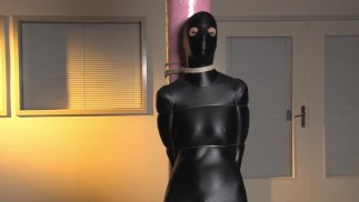Spandex zentai kotě s rybářským vlascem přivázaným k betonovému sloupku