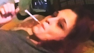 Přestávka na cigaretu při jilling a vystupování ZATÍMCO SE TÁTA DÍVÁ