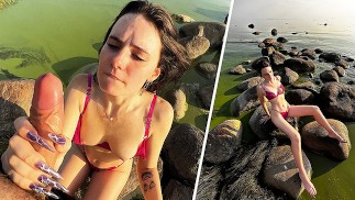 Zielona woda - mokry i dziki lodzik na publicznej plaży