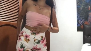la jolie Mexicaine change de vêtements.