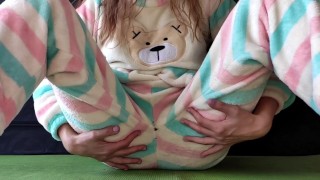 школьница с маленькой грудью в пижаме мастурбирует киску и испытывает сквирт-оргазм