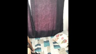 Amarro as mãos da minha namorada e com meu cinto fodo sua buceta em diferentes poses.