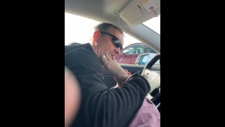 足の奴隷は車🦶🏼😝の中で要求に応じて私の足をきれいにします