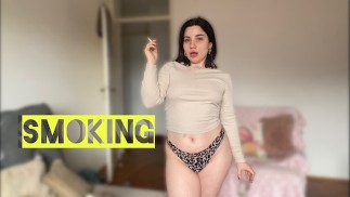 Sexy tetovaná modelka kouří Marlboro Red