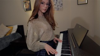 Eine Pianistin in zerrissenen Strumpfhosen spielt das Thema von Interstellar