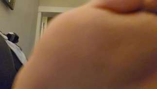 Гигантскому человеку нужно потереть ноги и перекусить! Будьте внимательны ;)