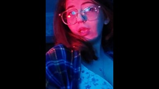 Chica excitada con gafas quiere que alguien le toque los pechos.