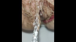 Écolière avec un petit cul mais une grosse chatte poilue pisse pour vous super méga gros plan