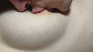 Even tu ne peux pas résister à ses petits mamelons. J’adore lui lécher les seins !