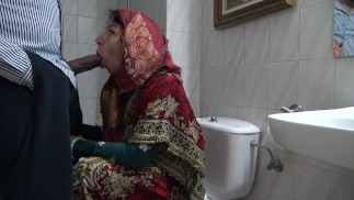 Kurdische Oma lässt afrikanischen Einwanderer in ihrem reifen Mund abspritzen