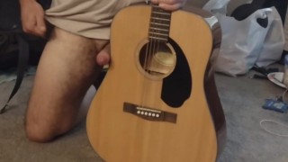 Avoir des relations sexuelles avec ma guitare une dernière fois avant de la quitter pour 6 mois