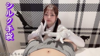 [POV] Japonská kráska dává práci na spodním prádle s hedvábnými rukavicemi a nutí ho ejakulovat