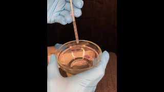 私は青い手袋を着て、私の精液パート1で遊んでいるシリンジを使用します