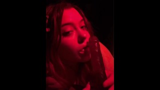 hezká dívka kouří péro na kameru