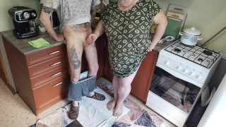 gruba kobieta szarpie mojego penisa w kuchni, a ja spuszczam się potężnie