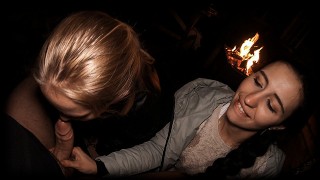 Chicas sin hogar me soplan cerca de la Fire en una noche fría