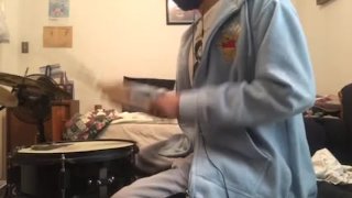 Ouders kreunen in de andere kamer terwijl ik drums speel 25