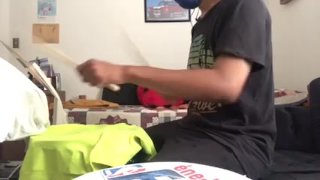 Ouders kreunen in de andere kamer terwijl ik drums speel 47