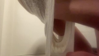 Eine mit Pipi gefüllte Windel anziehen