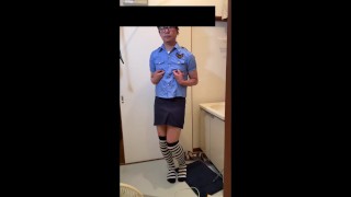 Cosplay als Polizist und Squirting Nippel Masturbation